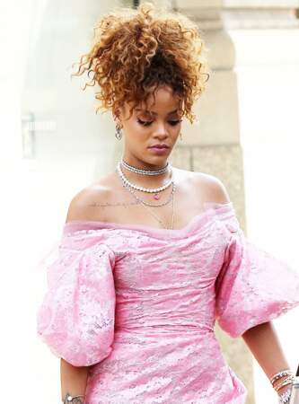 Le chignon bouclé de Rihanna