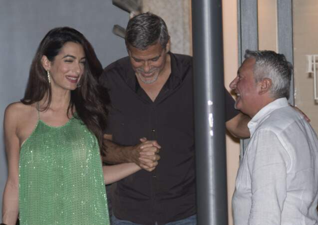 Amal Clooney, sublime en robe longue pour sortir diner avec George Clooney en Italie 