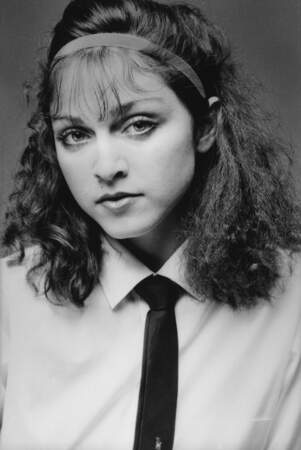 Frange ultra fine, bandeau et cheveux crépés, Madonna encore très sage en 1978 à New York