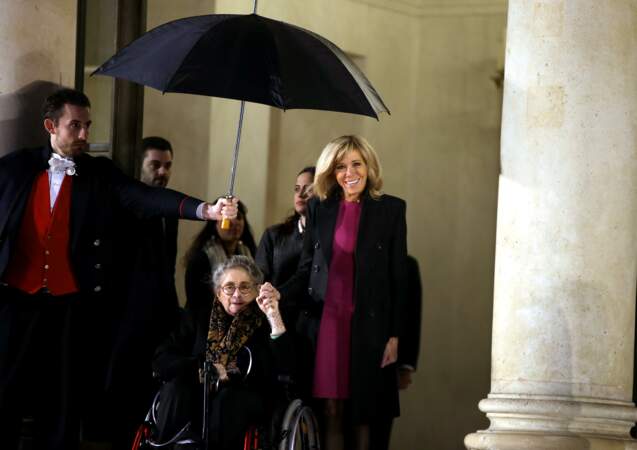 Brigitte Macron et la Première dame israélienne Nechama Rivlin sur le perron du palais de l'Elysée