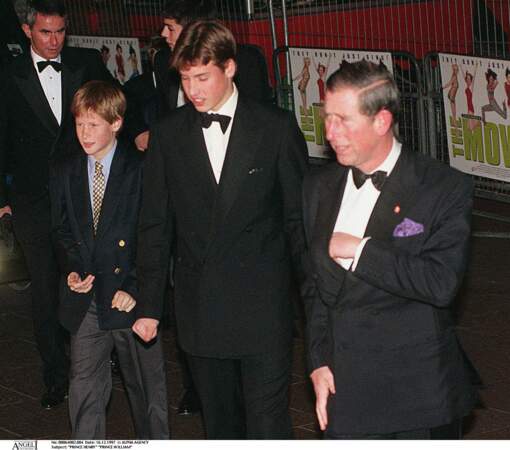 Le prince Harry, le prince William et le prince Charles, à la première du film des Spice Girls, à Londres, en 1997.