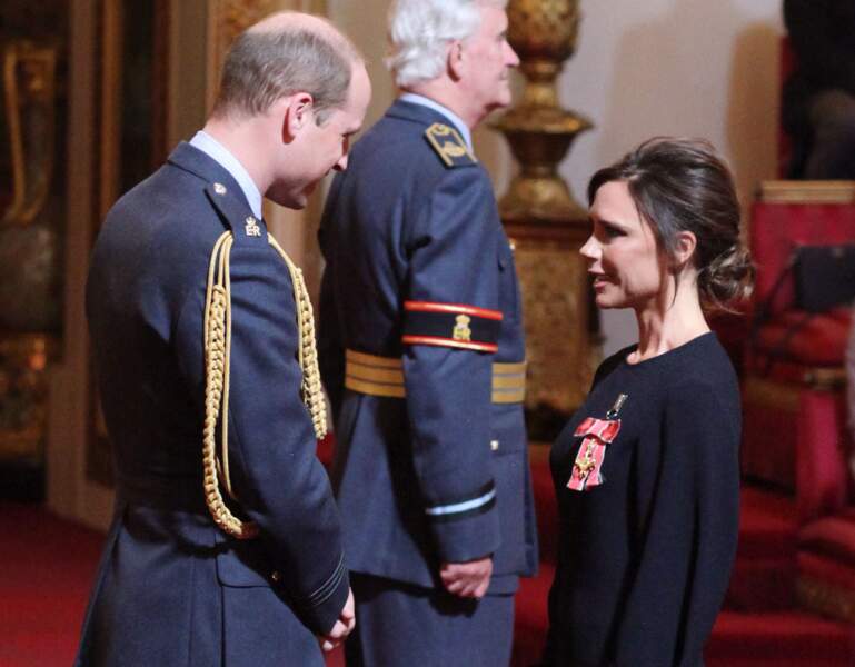 Le 19 avril 2017, Victoria Beckham est faite officier de l'ordre de l'Empire britannique par le prince Harry