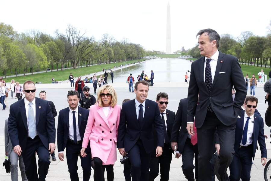 Brigitte et Emmanuel Macron sous la protection du garde du corps