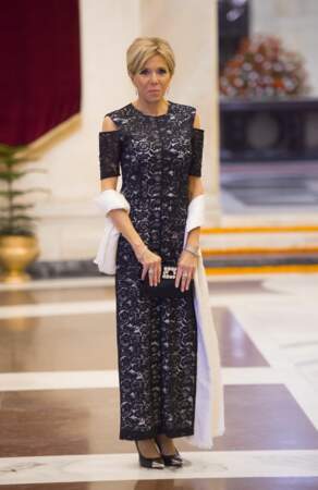 Brigitte Macron en robe longue à dentelle, minaudière et chignon sophistiqué