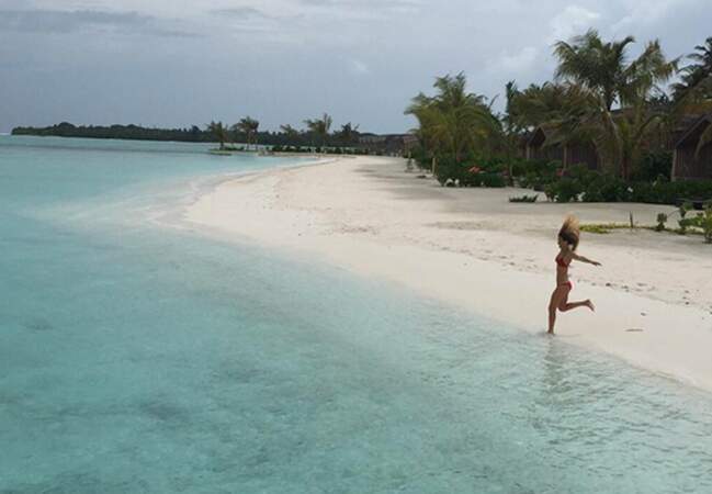 Bar Refaeli trop impatiente de se baigner dans les eaux somptueuses des Maldives
