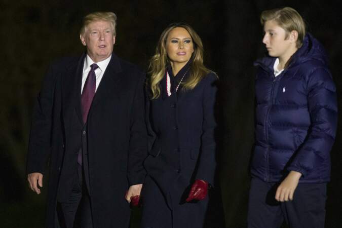 Melania Trump adopte les gants bordeaux, la couleur tendance de la saison