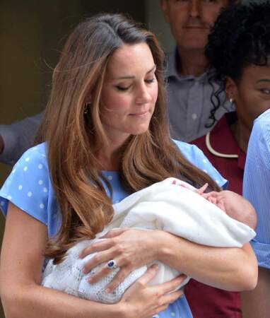 Kate présente son fils George de Cambridge à sa sortie de l'hôpital St-Mary à Londres, le 23 juillet 2013
