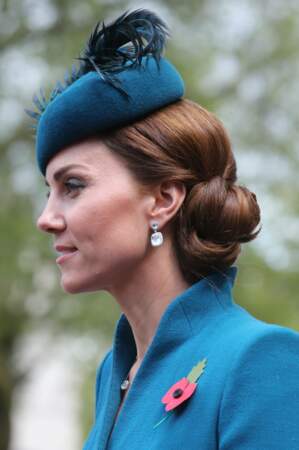 Kate Middleton extrêmement chic et élégante avec ce chignon torsadé sous son bibi
