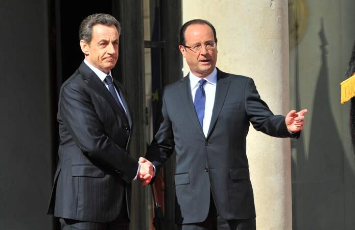 François Hollande en 2012 lors de son investiture avec son prédécesseur Nicolas Sarkozy