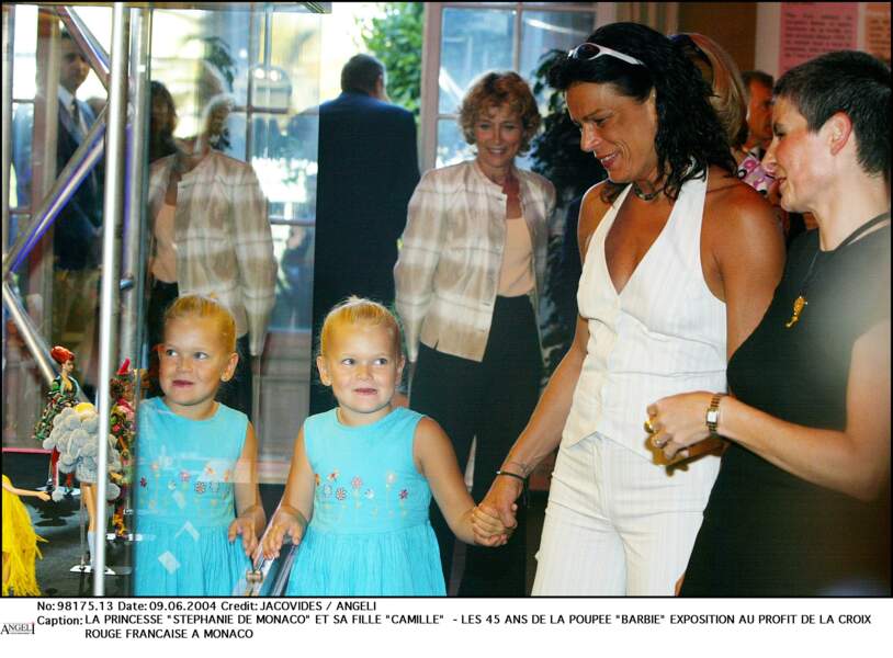 Stéphanie et sa fille Camille, lors d'une exposition pour les 45 ans de la poupée Barbie, le 9 juin 2004 à Monaco