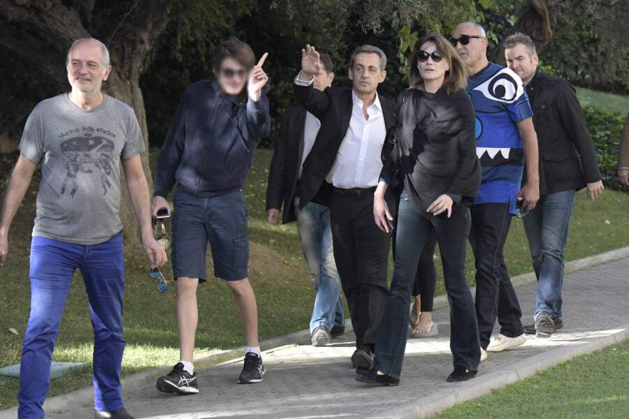 Carla Bruni-Sarkozy et Nicolas Sarkozy profitent du soleil grec en famille