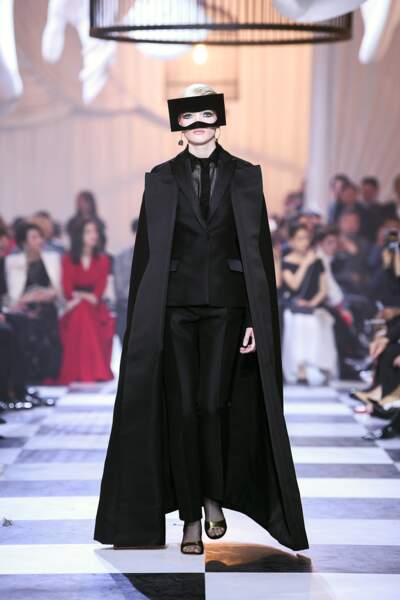 Ouvrant le défilé, ce tailleur smoking noir, inspiré par la peintre Leonor Fini, adepte du travestissement.