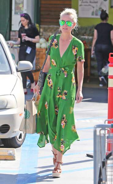 Laeticia Hallyday, en robe verte à imprimé fleuri, fait du shopping à Los Angeles le 1er juin 2018