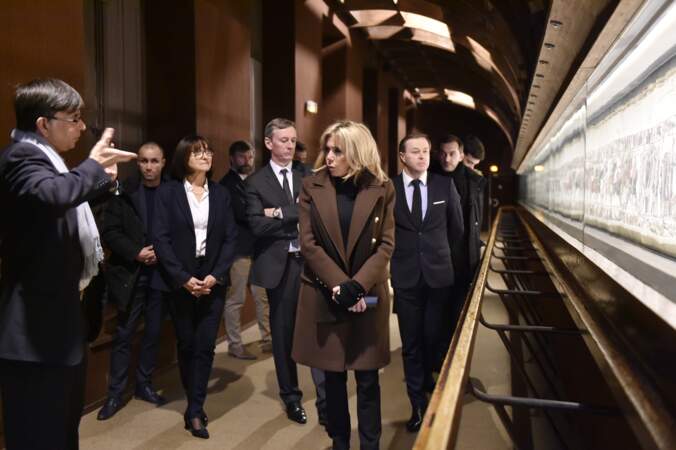 Brigitte Macron avec Antoine Verney, le maire Patrick Gomont, le maire-adjoint Loïc Jamin et Pierre-Olivier Costa