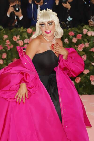 Son le manteau rose de Lady Gaga, se cache une robe noire plus sobre 