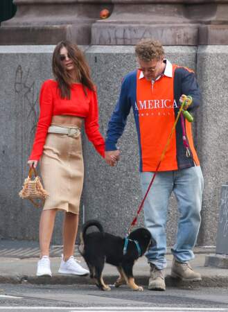 Emily Ratajkowski en haut rouge sexy promène son chien avec son mari