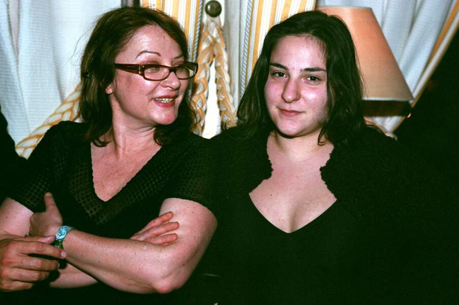 Avec sa mère Josiane Balasko, à Djerba en Tunisie en 2002