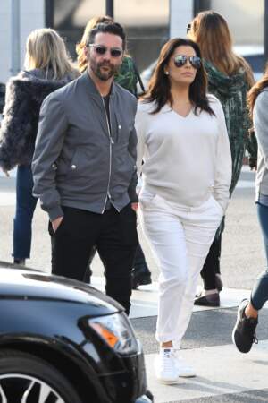 Un total look streetwear en pull et pantalon blanc, qui va à ravir à Eva Longoria