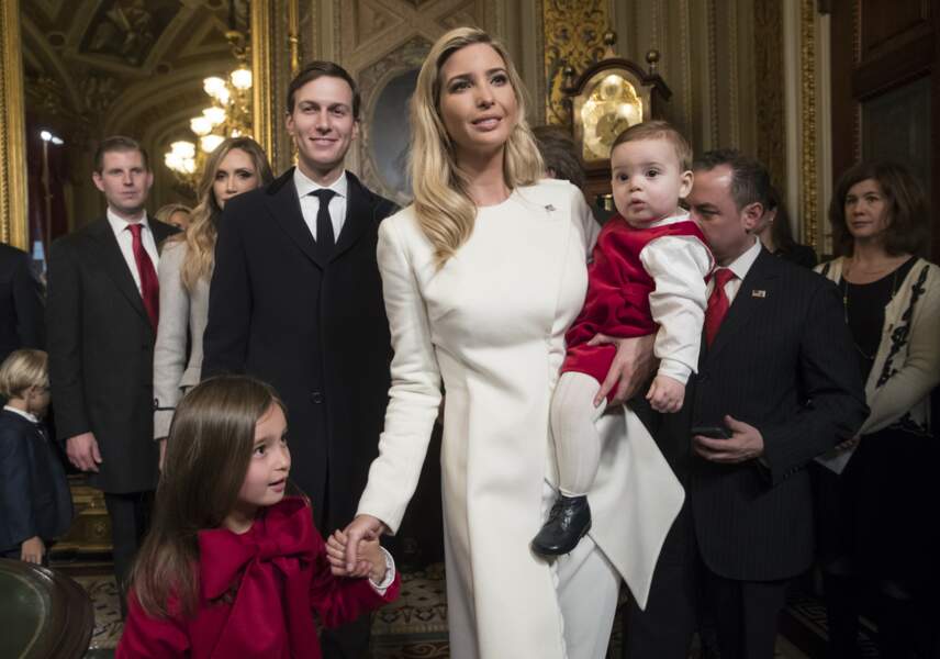 Ivanka Trump, son mari et ses enfants, tous de rouge, noir et blanc vêtus à Washington