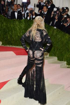 String à peine masqué par une dentelle fine, Madonna ne cherche même pas à cacher son remonte-fesses
