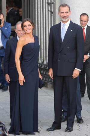 La reine Letizia D'Espagne nous montre l'exemple dans sa combinaison asymétrique.