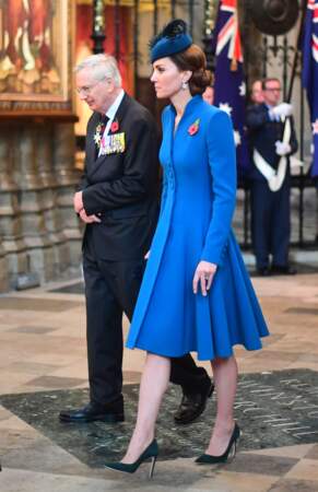 Kate Middleton radieuse  avec un joli bibi assorti à son manteau Catherine Walker