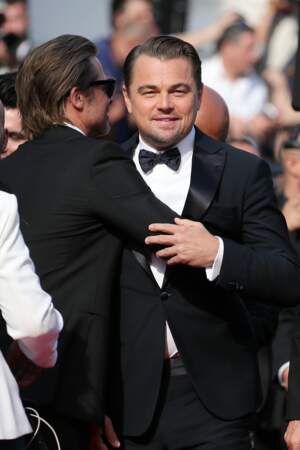 accolade entre Leonardo di Caprio et Brad Pitt lors de  la montée des marches de Once upon a time