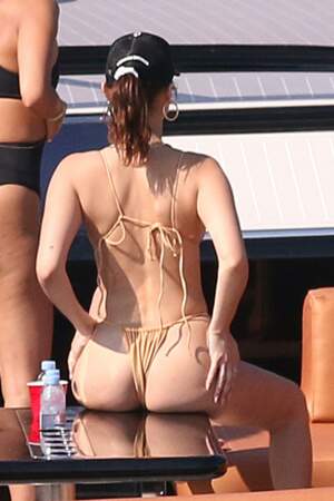 Bella Hadid, sexy et sculpturale, avait opté pour le maillot nude à Miami, ce dimanche 29 avril