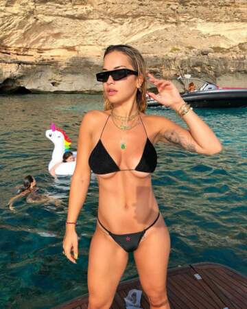 Rita Ora a dévoilé sa silhouette sur un yacht