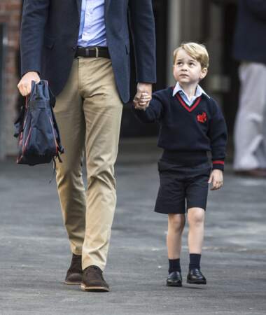 Le prince George le jour de sa rentrée, habillé lui dans les même tons que son papa le duc de Cambridge