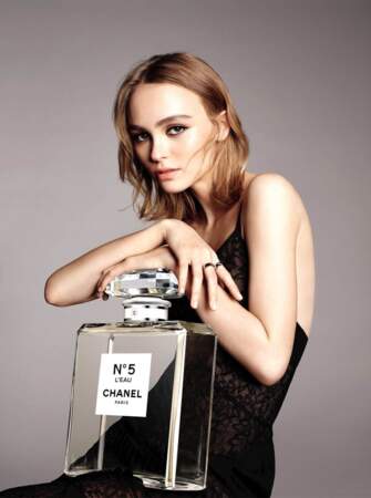 Lily-Rose Depp, dans les pas de sa mère devient en 2016 égérie de "Chanel n°5 L'Eau"