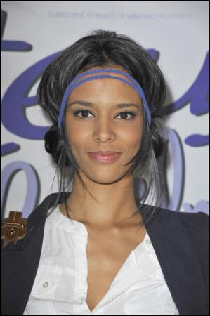 Shym', coiffée d'un chignon flou accessoirisé d'un headband, à la première du film "Titeuf" à Paris en 2011