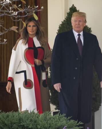 De la couleur et des formes graphiques : voilà la parfaite association du manteau de Melania Trump.