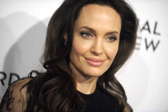 Les longueurs foncées d'Angelina Jolie