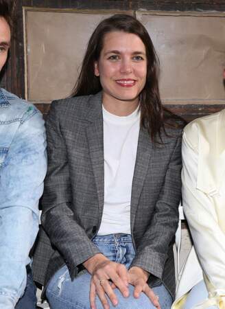 Charlotte Casiraghi tout sourire en jean déchiré, un look qui surprend