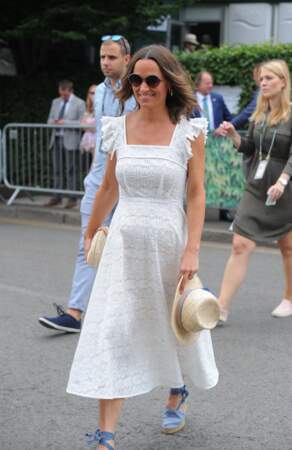 Pippa Middleton, en robe blanche brodée Anna Mason et espadrilles Penelope Chilvers, à Wimbledon le 5 juillet 2018