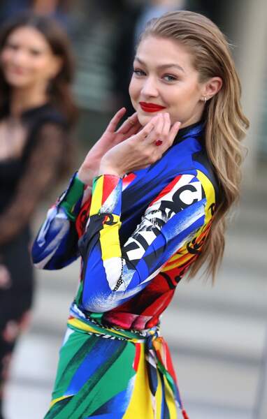 Gigi Hadid très colorée en Atelier Versace