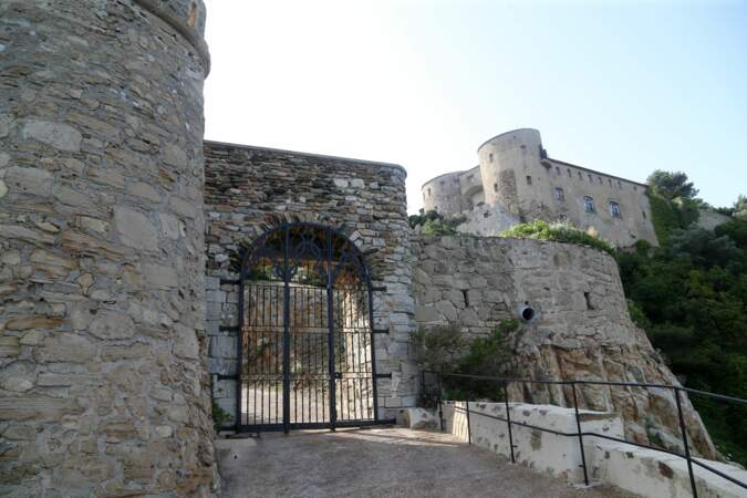 Entrée principale du fort de Brégançon, où Emmanuel et Brigitte Macron passent leurs vacances