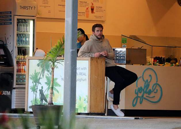 Liam Hemsworth, accoudée au comptoir d'un vendeur de frozen yogurt, reprend difficilement ses esprits