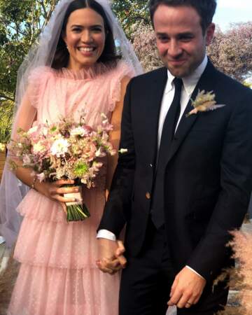 Mandy Moore, star de la série "This Is Us", en robe rose Rodarte pour son mariage avec Taylor Goldsmith