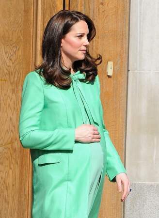Kate Middleton dans l'une des ses plus belles tenues de grossesse, alors enceinte du prince Louis en mars 2018