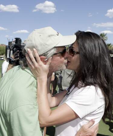 Catherine Zeta-Jones embrasse son époux sur le green