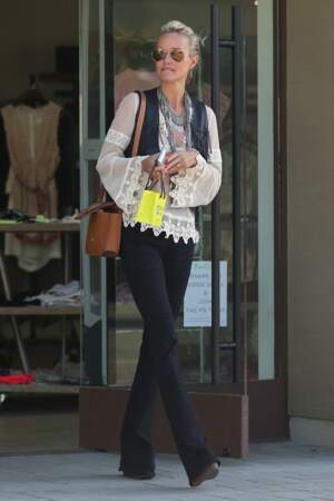  Laeticia en blouse blanche à dentelle et jean noir bootcut, à Malibu, le 12 avril 2015