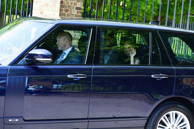 Le prince Harry et sa future épouse, tout sourires, quittent le palais de Kensington, à Londres, le 18 mai 2018