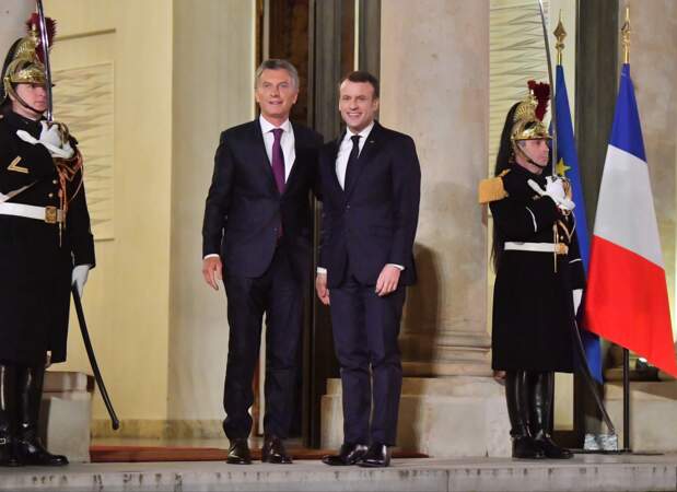 Emmanuel Macron accueille le président argentin Mauricio Macri en début de soirée sur le perron de l'Elysée