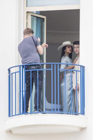 Priyanka Chopra et Nick Jonas se prêtent à une séance photo glamour dans leur chambre d'hôtel