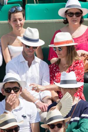 Pippa Middleton et son mari se protègent du soleil
