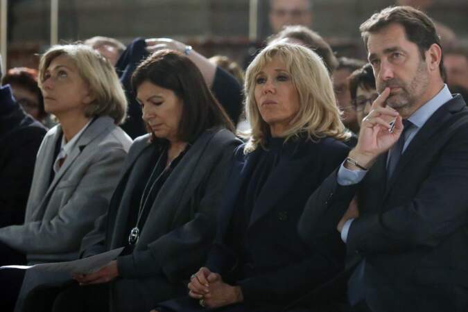La messe a également été dite en présence d'Anne Hidalgo, maire de Paris, assise à la droite de Brigitte Macron