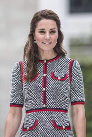 Kate Middleton très chic dans une tenue preppy signée Gucci