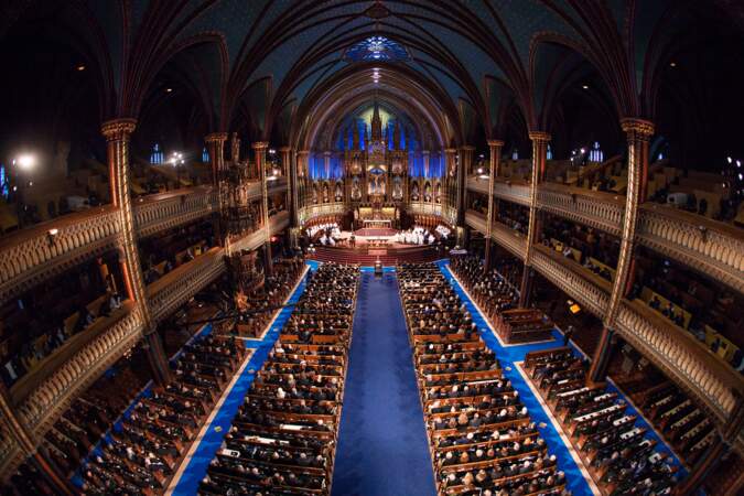 La Basilique Notre Dame de Montréal bondée pour les obsèques de René Angélil vendredi